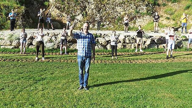 Die erste gr&ouml;&szlig;ere Musikprobe der Jugendblaskapelle St. Laurentius auf der Altarsteinb&uuml;hne noch mit Corona-Sicherheitsabstand. Auf dieser Natursteinb&uuml;hne feiert der Theatersommer dann am 14. Juli Premiere.