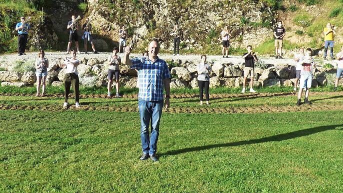 Die erste größere Musikprobe der Jugendblaskapelle St. Laurentius auf der Altarsteinbühne noch mit Corona-Sicherheitsabstand. Auf dieser Natursteinbühne feiert der Theatersommer dann am 14. Juli Premiere.