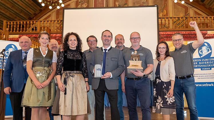Die Kommunbräu-Delegation hat den Preis in München im Empfang genommen. Vorne, Zweite  von links Ursula Zimmermann, die Geschäftsführerin des Vereins zum Erhalt der bayerischen Wirtshauskultur