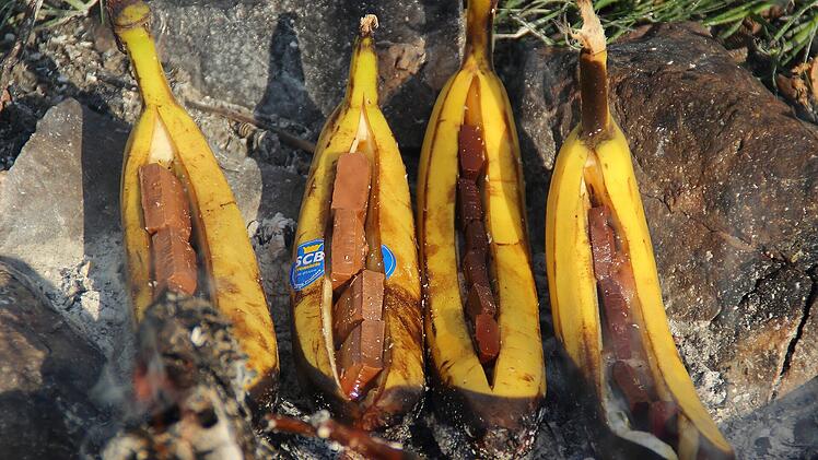 Bananen vom Grill bieten das perfekte Dessert - wer es schokoladig mag, kann die Schale anritzen und Schokoladenstückchen schmelzen lassen.