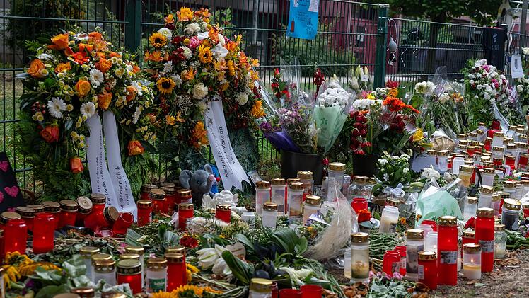 Blumen und Kerzen am Tatort in Völklingen