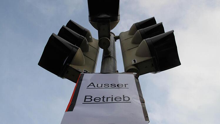 Die bestehende Ampelanlage ist vorläufig außer Betrieb. Die Fußgänger müssen sehen, wo sie bleiben.