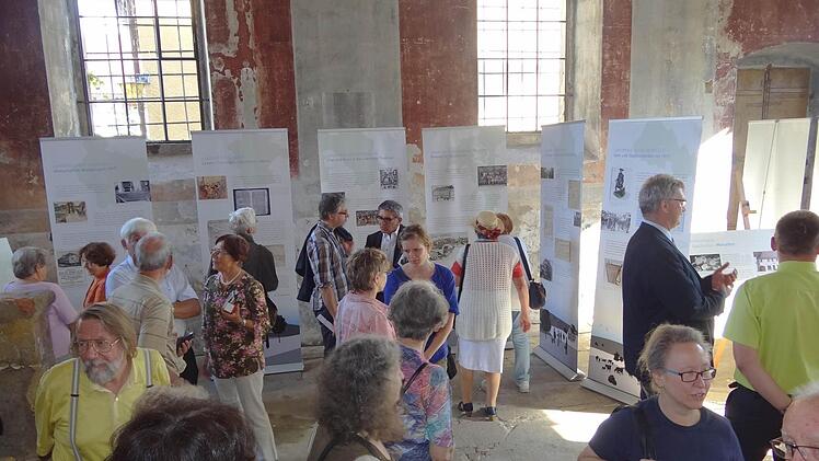 Die Synagoge in Memmelsdorf ist ein Ort der Begegnung und des Entdeckens. Am Dienstag wurde die Ausstellung "Mitten unter uns" eröffnet.