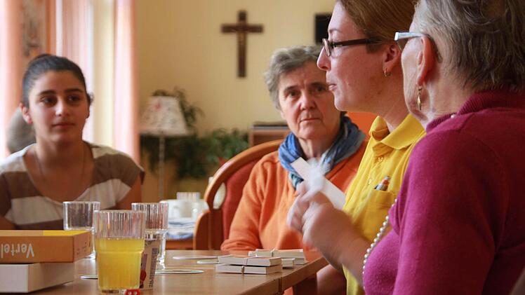 Die Pflegerin stellt Fragen in die Runde: Dilber (links) fühlt sich immer wohler in der Runde.Foto: Sarah Dann