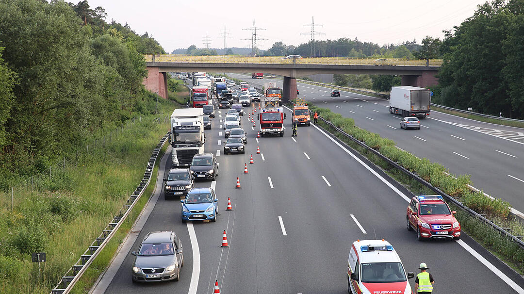 Lkw verliert Hinterreifen und stuerzt um