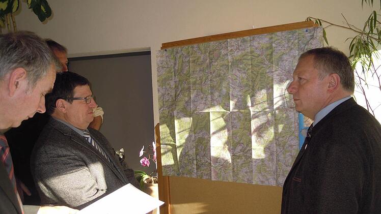 Die Landräte Josef Demar und Thomas Bold bei der Vorstellung der neuen Umgebungskarte UK50-1 Naturpark Bayerische Rhön. Jeder kann Änderungen beim Amt melden.