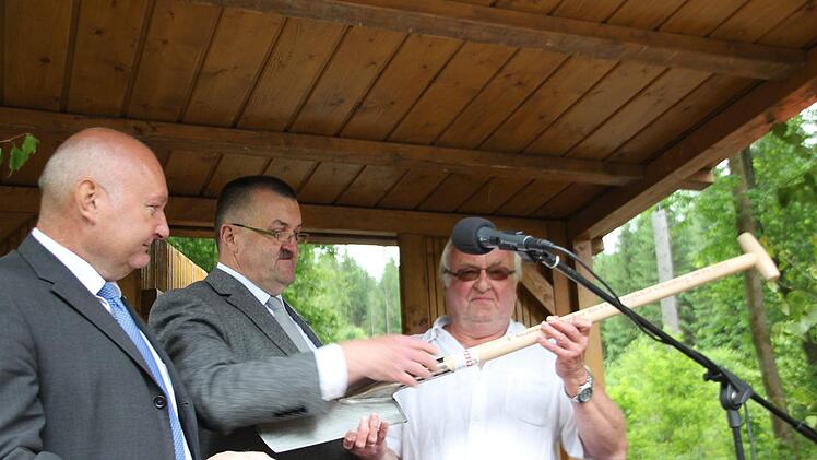 Hubert Steiner (rechts) war ein großer Verfechter für die neue Straße - mit den Bürgermeistern Peter Ebertsch (l.) und Albrecht Morgenroth. Foto: Veronika Schadeck