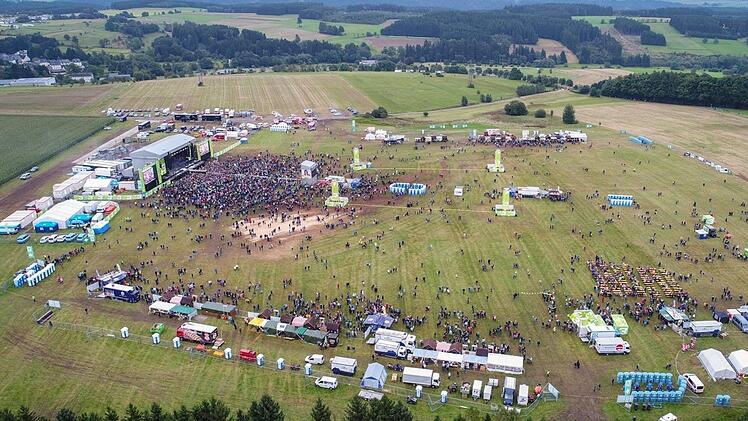 Das Bild vom Festgelände in Teuschnitz entstand am Nachmittag. Anfangs war das Publikum noch überschaubar, doch in den Abendstunden füllte sich besonders der Bereich vor der Bühne. Die Organisatoren von Bayern 3 schätzen, dass über den Tag verteilt über 30 000 Leute auf dem Veranstaltungsgelände waren. Foto: Matthias Förtsch/vonoben.tv