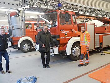 Das bisherige Feuerwehrauto mit Drehleiter der Feuerwehr Pressig ist zwar einsatzfähig, 2018 sind aber größere Wartungsarbeiten in Höhe von 30 000 bis 40 000 Euro fällg. Dies ist laut Bürgermeiste Hans Pietz (Mitte) nicht mehr wirtschaftlich für das 30 Jahre alte Fahrzeug. Mit im Bild Stefan Heinlein (links) und Kommandant Daniel Bartsch.  Foto: Karl-Heinz Hofmann