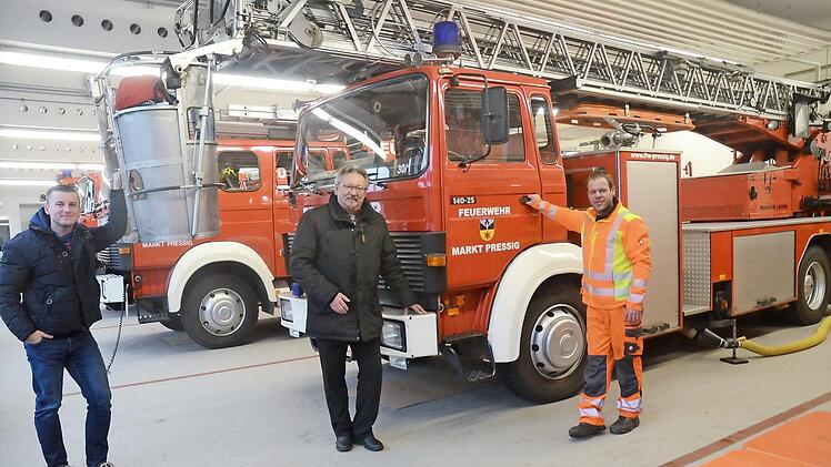 Das bisherige Feuerwehrauto mit Drehleiter der Feuerwehr Pressig ist zwar einsatzfähig, 2018 sind aber größere Wartungsarbeiten in Höhe von 30 000 bis 40 000 Euro fällg. Dies ist laut Bürgermeiste Hans Pietz (Mitte) nicht mehr wirtschaftlich für das 30 Jahre alte Fahrzeug. Mit im Bild Stefan Heinlein (links) und Kommandant Daniel Bartsch.  Foto: Karl-Heinz Hofmann