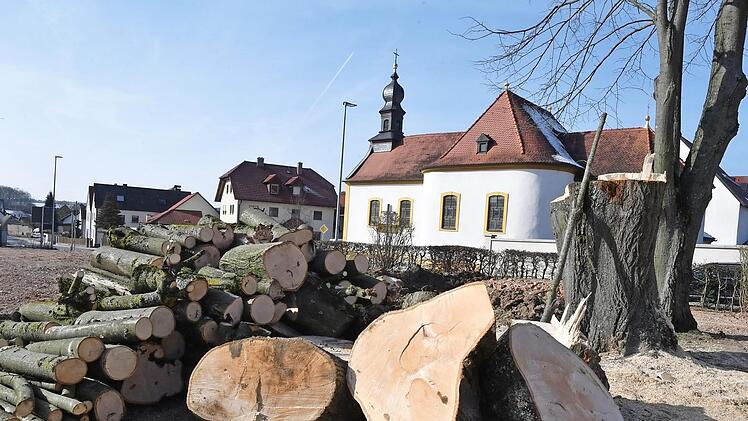 Die Fällung der Linden- und Nussbäume am alten Schulhaus war für Anwohner Karlheinz Pfohlmann eine "Nacht- und Nebel- Aktion".  Foto: R. Rinklef
