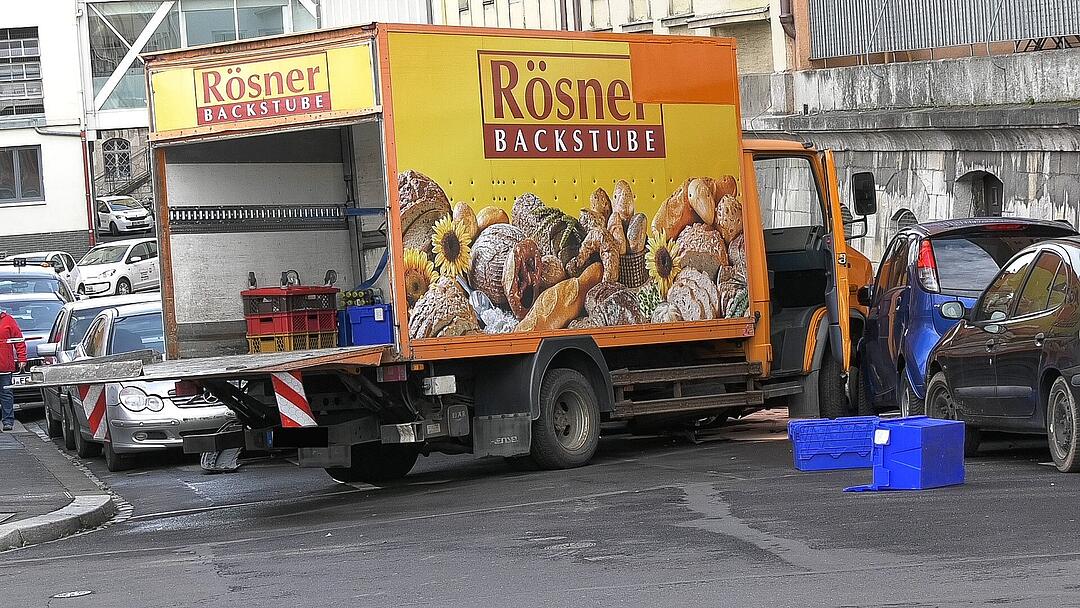 Feld der Verwüstung in Würzburg: Psychisch kranker Mann klaut Laster und rammt Autos