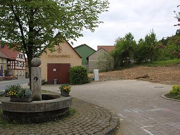 Auf dem Platz neben dem bestehenden Feuerwehrhaus in Unterbrunn wird das neue Dorfgemeinschaftshaus errichtet.Matthias Einwag