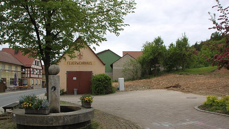 Auf dem Platz neben dem bestehenden Feuerwehrhaus in Unterbrunn wird das neue Dorfgemeinschaftshaus errichtet.Matthias Einwag