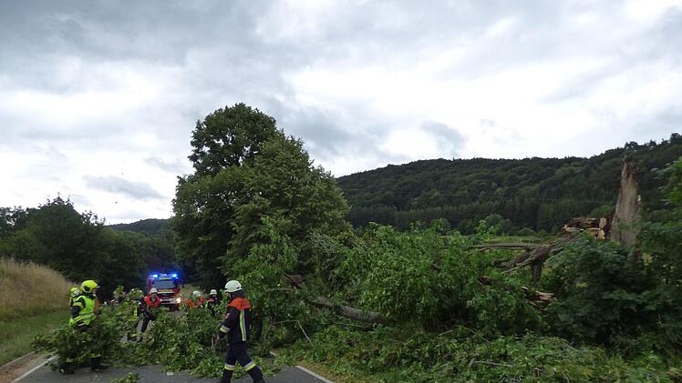 Die Aufräumungsarbeiten durch die Feuerwehrleute am Schweinsberg   Foto: Thomas  Weichert