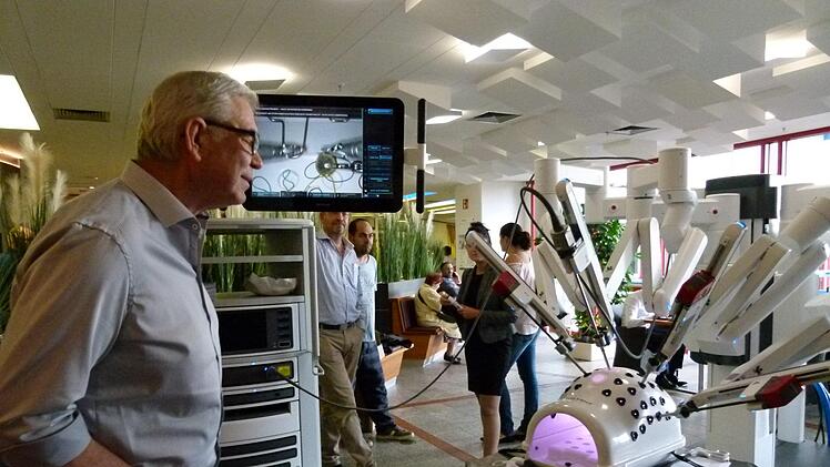 Fasziniert begutachteten Besucher "Da Vinci", ein neues Roboter-assistiertes OP-System.Marion Krüger-Hundrup