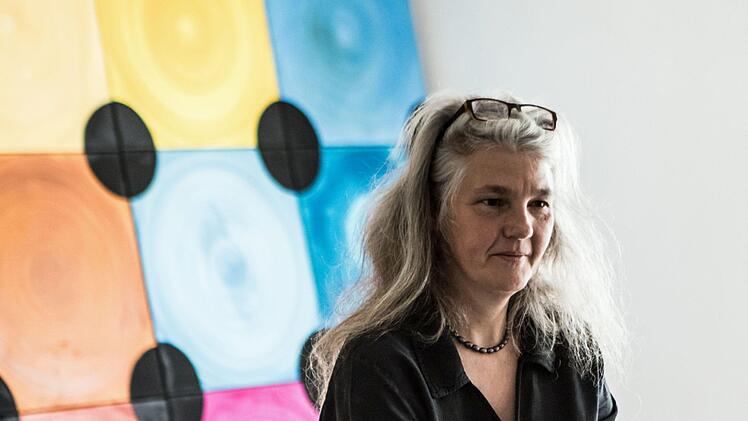 Bettina Schünemann vor ihrer Arbeit "Move" im Studio des Kunstvereins Coburg.Foto: Jochen Berger