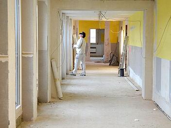 Praktisch entkernt wurde ein Teil der Mittelschule Oeslau im Zuge der Generalsanierung. Für das Projekt muss die Stadt mehr Eigenmittel einsetzen als erwartet.