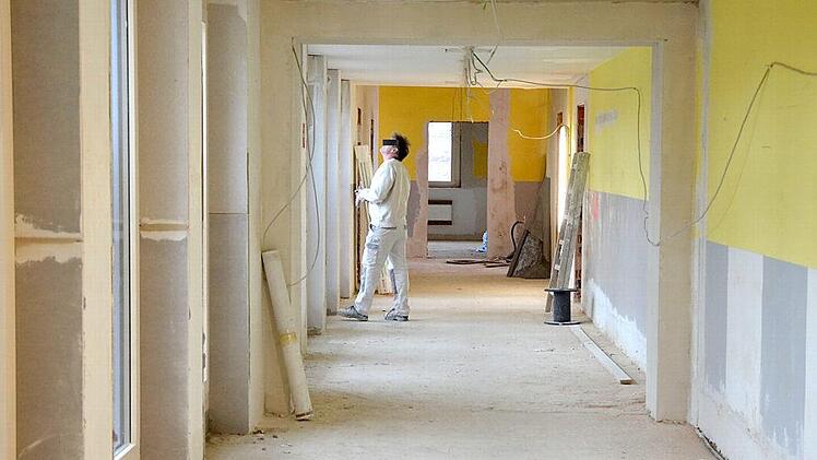 Praktisch entkernt wurde ein Teil der Mittelschule Oeslau im Zuge der Generalsanierung. Für das Projekt muss die Stadt mehr Eigenmittel einsetzen als erwartet.