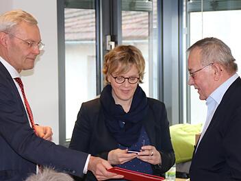 Hans-Dieter Scherpf (rechts) ist mit der Willy-Brandt-Medaille der SPD ausgezeichnet worden. Sein langjähriger Wegbegleiter Herbert Trimbach (links) und die Landesvorsitzender Natascha Kohnen überreichten die Medaillen.  Fotos: Hilmar Ruppert