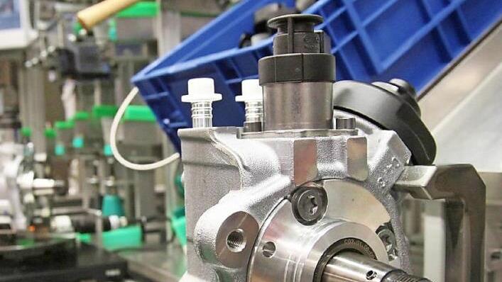 Den Rückgang bei der Automobilindustrie (hier eine Dieseleinspritzpumpe) sowie die Diskussion über Kunststoffe und Verpackung spüre auch der Coburger Kunststoffteile-Hersteller Ros KG, sagte geschäftsführende Gesellschafterin Claudia Weigel.  Foto: Bernd Weißbrod/dpa