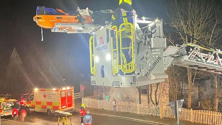 Rettung über Drehleiter - Feuerwehr Bubenreuth holt Patienten vom Balkon