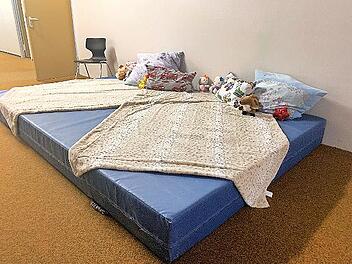 Auch eine gemütliche Fernsehecke für die Kinder haben die Helfer im ehemaligen BBZ hergerichtet.