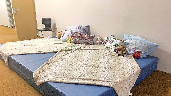 Auch eine gemütliche Fernsehecke für die Kinder haben die Helfer im ehemaligen BBZ hergerichtet.