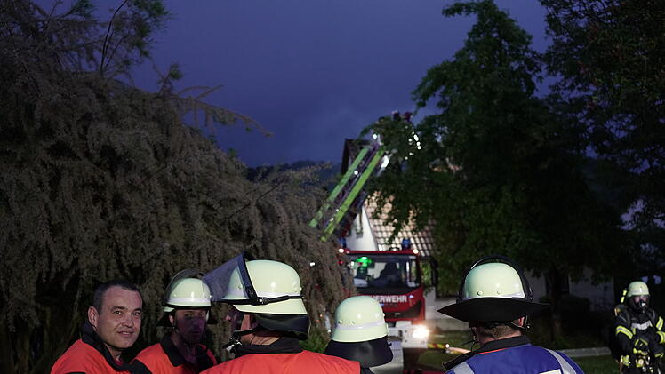 Blitz schlägt in Haus ein: Wohnhaus gerät bei Unwetter in Brand