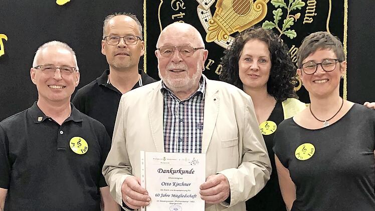 Vorstandsmitglied und Schriftführer Jürgen Schmitt (hinten links) und 1. Vorsitzender Johannes Rothaler (links) ehrten Chorsängerin Anja Stürzenberger (hinten rechts) für zehn Jahre aktiven Gesang sowie Ehrenmitglied Otto Kirchner (Mitte) für 60 J...