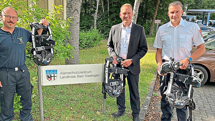 Landrat Mario G&ouml;tz (Mitte) zusammen mit Kreisbrandrat Markus Ullrich (rechts) und Sebastian Sens vom Atemschutzzentrum in Oberthulba.  Landkreis Bad Kissingen/Lena Metz