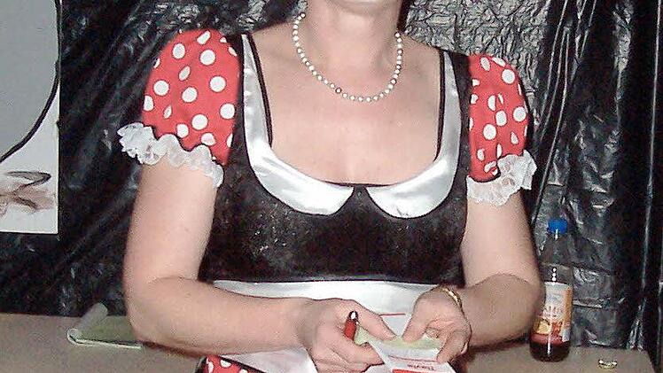 Auch das Catering-Personal war toll maskiert - wie hier im Bild Kellnerin Mandy Hofmann beweist.Foto: Marina Zimmermann