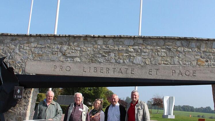 Für Freiheit und Frieden: Die Delegation aus Ebern - Klaus Schineller, Irene Jungnickl, Werner Riegel und Jürgen Hennemann - zusammen mit Michel Lefèvre am Mémorial de Montormel in der Nähe von Argentan.