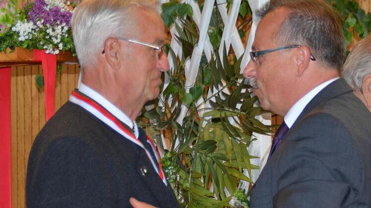 Emil Müller gratuliert Karl Hein aus Kleinbrach, der schon seit 40 Jahren als Feldgeschworener tätig ist. Foto: Kathrin Kupka-Hahn