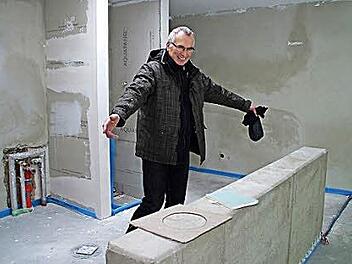 Hier soll im Sanitärbereich ein großes Waschbecken seinen Platz finden, erklärt Kirchenpfleger Peter Würker. Im Hintergrund ist bereits die Dusche erkennbar. Fotos: Thomas Hümmer