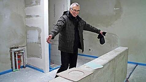 Hier soll im Sanitärbereich ein großes Waschbecken seinen Platz finden, erklärt Kirchenpfleger Peter Würker. Im Hintergrund ist bereits die Dusche erkennbar. Fotos: Thomas Hümmer