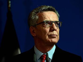 Bundesinnenminister Thomas de Maizi&egrave;re (CDU) verteidigte den neuen Gesetzentwurf f&uuml;r eine sch&auml;rfere Abschiebepraxis. Foto: Sven Hoppe, dpa
