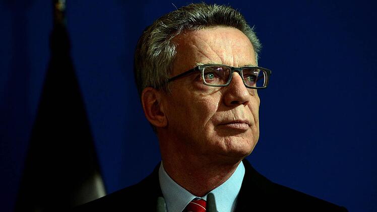 Bundesinnenminister Thomas de Maizi&egrave;re (CDU) verteidigte den neuen Gesetzentwurf f&uuml;r eine sch&auml;rfere Abschiebepraxis. Foto: Sven Hoppe, dpa