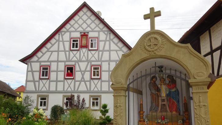 Besondere Hingucker am Bonifatiusplatz sind das Fachwerkhaus und die kleine Kapelle. Foto: Anton Then