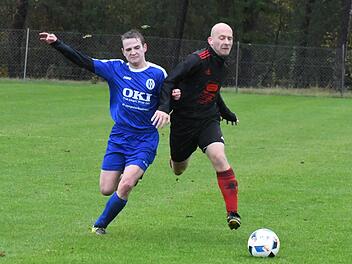 Unser Bild zeigt Sulzthals Luca Hartmann (links), der das zwischenzeitliche 2:1 vorbereitet hatte, im Laufduell gegen Lauters Rüdiger Rost. Foto: Hopf