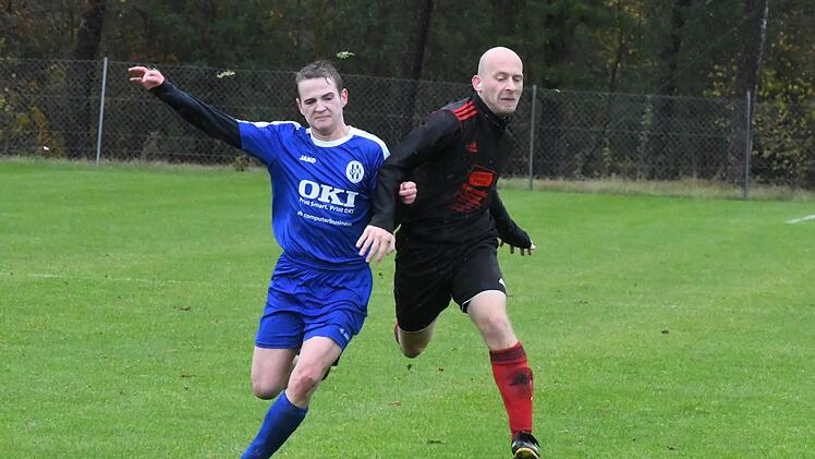 Unser Bild zeigt Sulzthals Luca Hartmann (links), der das zwischenzeitliche 2:1 vorbereitet hatte, im Laufduell gegen Lauters Rüdiger Rost. Foto: Hopf