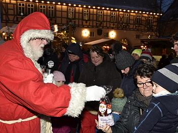 Viel Aufregung kam bei den jüngeren Besuchern des Königsberger Weihnachtsmarktes auf, als am späten Nachmittag ein großer Nikolaus den Markt besuchte und die Kinder beschenkte.Gerold Snater