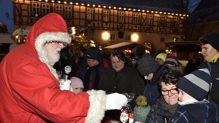 Viel Aufregung kam bei den jüngeren Besuchern des Königsberger Weihnachtsmarktes auf, als am späten Nachmittag ein großer Nikolaus den Markt besuchte und die Kinder beschenkte.Gerold Snater