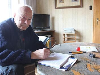 Franz Seubold mit seinem Buch  Foto: Ramona Popp