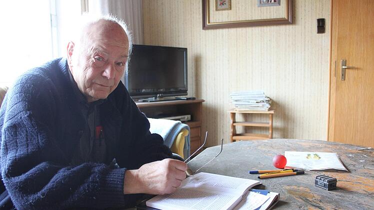 Franz Seubold mit seinem Buch  Foto: Ramona Popp