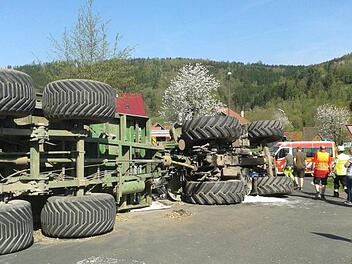 In Zeitlofs geriet ein junger Mann mit  Traktor und vollbeladenem H&auml;nger auf den Seitenstreifen: die Kettenreaktion war fatal. Fahrer und Beifahrer waren leicht verletzt, der Sachschaden erheblich. Joachim Weichert