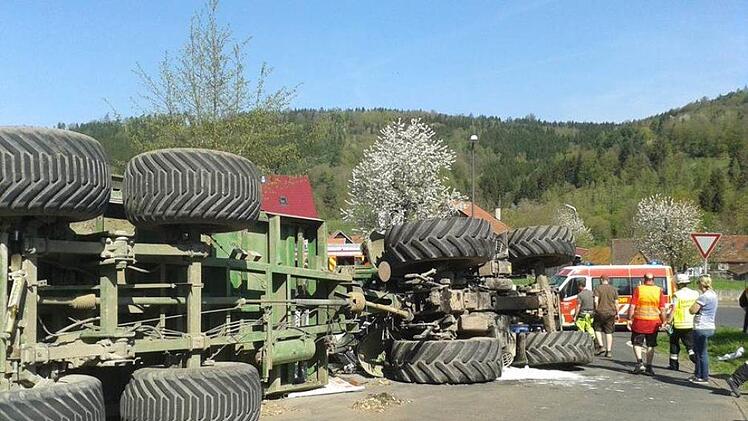 In Zeitlofs geriet ein junger Mann mit  Traktor und vollbeladenem H&auml;nger auf den Seitenstreifen: die Kettenreaktion war fatal. Fahrer und Beifahrer waren leicht verletzt, der Sachschaden erheblich. Joachim Weichert