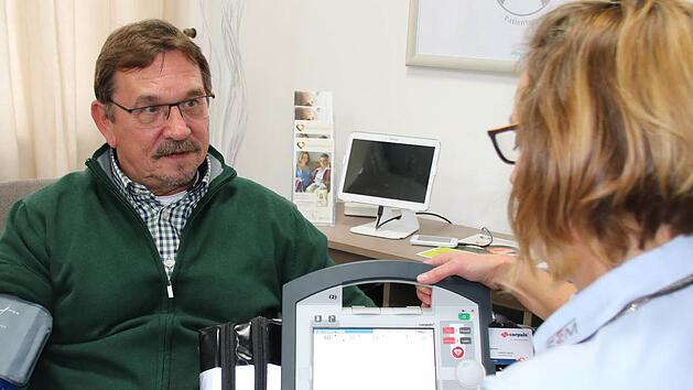 Die Idee ist einfach, die technische Umsetzung muss noch getestet werden: Beim Projekt "Mona" erhebt eine medizinische Fachkraft Daten beim Patienten daheim und &uuml;bermittelt sie an den Arzt in der Praxis. Hier demonstrieren Udo Heimann und Marion H&uuml;mmler vom Zentrum f&uuml;r Telemedizin das System.  Foto: Ralf Ruppert