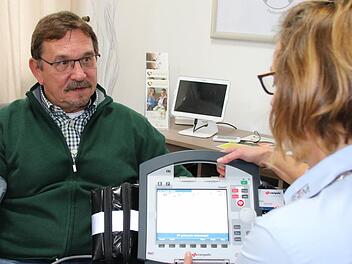 Die Idee ist einfach, die technische Umsetzung muss noch getestet werden: Beim Projekt "Mona" erhebt eine medizinische Fachkraft Daten beim Patienten daheim und übermittelt sie an den Arzt in der Praxis. Hier demonstrieren Udo Heimann und Marion Hümmler vom Zentrum für Telemedizin das System.  Foto: Ralf Ruppert