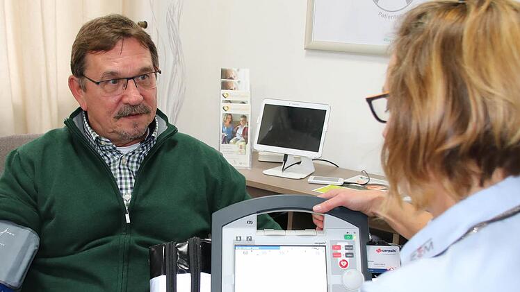 Die Idee ist einfach, die technische Umsetzung muss noch getestet werden: Beim Projekt "Mona" erhebt eine medizinische Fachkraft Daten beim Patienten daheim und übermittelt sie an den Arzt in der Praxis. Hier demonstrieren Udo Heimann und Marion Hümmler vom Zentrum für Telemedizin das System.  Foto: Ralf Ruppert